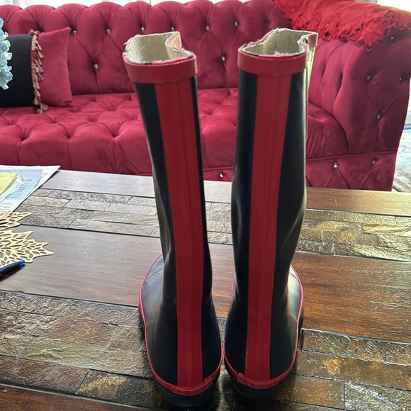 Size 8 waterproof boots knee high. - Picture 2 of 3